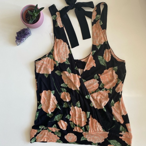 NWT Urban Outfitters Floral Crisscross Top - Picture 4 of 8